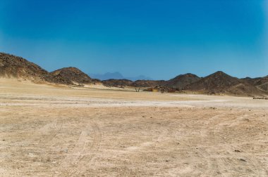 Sıcak güneşli bir günde Mısır çölünden günlük sahne.