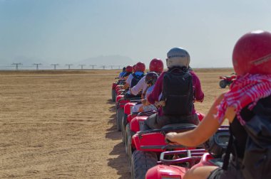 Hurghada, Mısır, 10 Haziran 2023: Hurghada, Mısır yakınlarındaki çölde yapılan safari sırasında turistler.