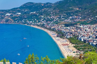 Alanya, Türkiye, 13 Temmuz 2023: Alanya Körfezi üzerinde hava manzarası.