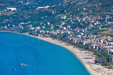 Alanya, Türkiye, 13 Temmuz 2023: Alanya Körfezi üzerinde hava manzarası.