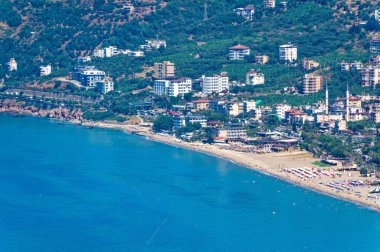 Alanya, Türkiye, 13 Temmuz 2023: Alanya Körfezi üzerinde hava manzarası.