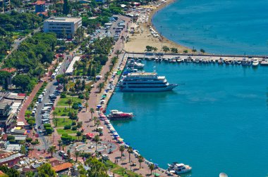 Alanya, Türkiye, 13 Temmuz 2023: Alanya Körfezi üzerinde hava manzarası.