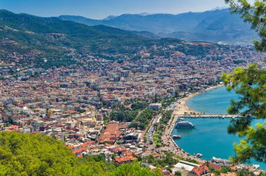 Alanya, Türkiye, 13 Temmuz 2023: Alanya Körfezi üzerinde hava manzarası.