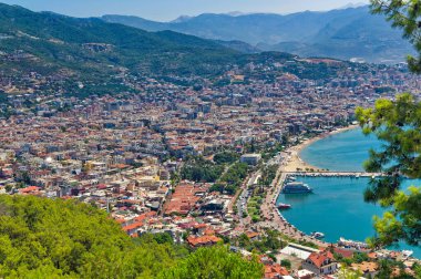 Alanya, Türkiye, 13 Temmuz 2023: Alanya Körfezi üzerinde hava manzarası.