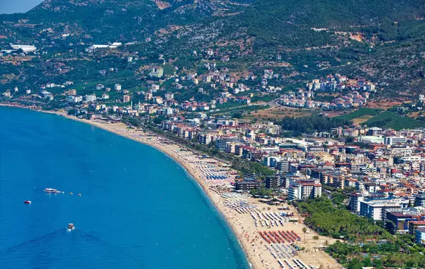 Alanya, Türkiye, 13 Temmuz 2023: Alanya Körfezi üzerinde hava manzarası.
