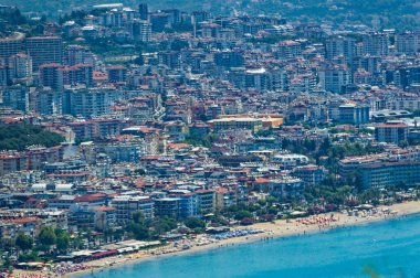 Alanya, Türkiye, 13 Temmuz 2023: Alanya Körfezi üzerinde hava manzarası.