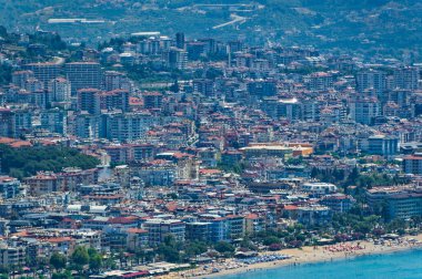 Alanya, Türkiye, 13 Temmuz 2023: Alanya Körfezi üzerinde hava manzarası.