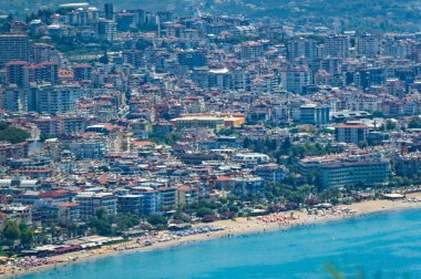 Alanya, Türkiye, 13 Temmuz 2023: Alanya Körfezi üzerinde hava manzarası.