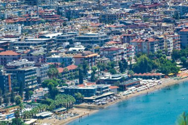 Alanya, Türkiye, 13 Temmuz 2023: Alanya Körfezi üzerinde hava manzarası.