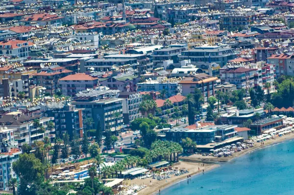 Alanya, Türkiye, 13 Temmuz 2023: Alanya Körfezi üzerinde hava manzarası.