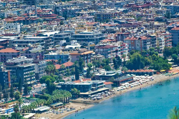 Alanya, Türkiye, 13 Temmuz 2023: Alanya Körfezi üzerinde hava manzarası.