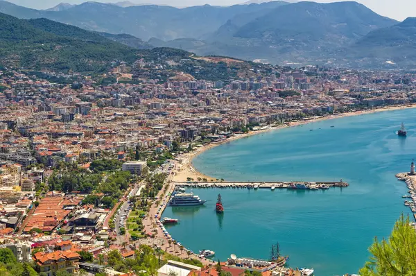 Alanya, Türkiye, 13 Temmuz 2023: Alanya Körfezi üzerinde hava manzarası.