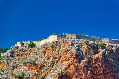 Türkiye 'nin Alanya kentindeki eski kale ve diğer objelerin kalıntıları.