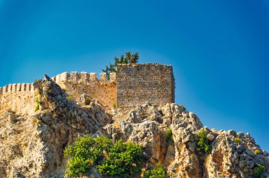 Türkiye 'nin Alanya kentindeki eski kale ve diğer objelerin kalıntıları.