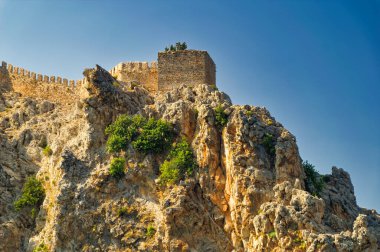 Türkiye 'nin Alanya kentindeki eski kale ve diğer objelerin kalıntıları.
