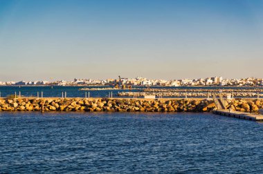 Port El Kantaoui, Tunus, 12 Ağustos 2023: Taşlı yaz günü Tunus, Port El Kantaoui 'de limanlar yapıldı.