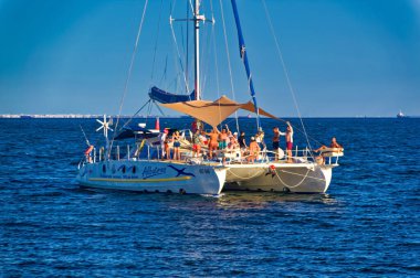 Port El Kantaoui, Tunus, 12 Ağustos 2023: Tunus, Port El Kantaoui 'de yaz günü turistik tekneler