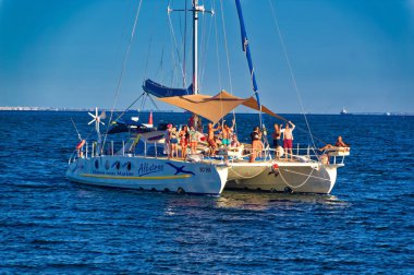 Port El Kantaoui, Tunus, 12 Ağustos 2023: Tunus, Port El Kantaoui 'de yaz günü turistik tekneler