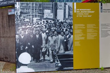 Berlin, Almanya, 14 Ekim 2023: Berlin, Almanya 'daki ünlü Kontrol Noktası Charlie' de bir sahne. 