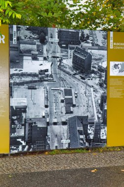 Berlin, Almanya, 14 Ekim 2023: Berlin, Almanya 'daki ünlü Kontrol Noktası Charlie' de bir sahne. 