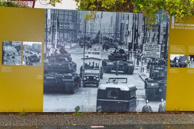 Berlin, Almanya, 14 Ekim 2023: Berlin, Almanya 'daki ünlü Kontrol Noktası Charlie' de bir sahne. 