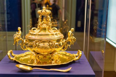 Berlin, Almanya, 14 Ekim 2023: Berlin, Almanya 'daki Charlottenburg Sarayı içindeki çeşitli nesnelerin ayrıntıları. 