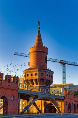 Berlin, Almanya, 15 Ekim 2023: Berlin 'deki Oberbaum Köprüsü, Almanya.