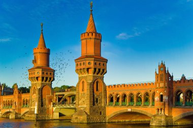 Berlin, Almanya, 15 Ekim 2023: Berlin 'deki Oberbaum Köprüsü, Almanya.