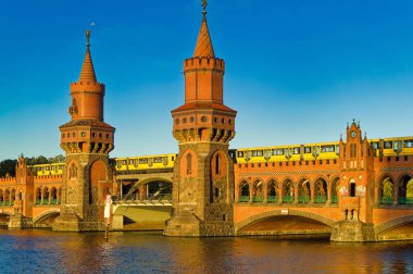 Berlin, Almanya, 15 Ekim 2023: Berlin 'deki Oberbaum Köprüsü, Almanya.