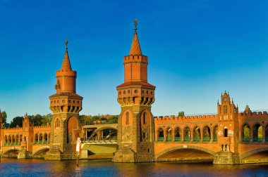 Berlin, Almanya, 15 Ekim 2023: Berlin 'deki Oberbaum Köprüsü, Almanya.