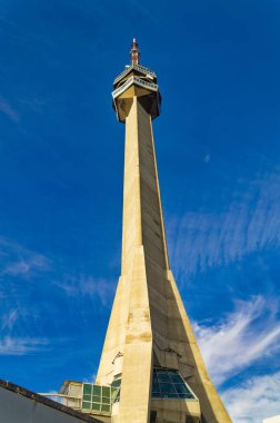 Belgrad, Sırbistan, 15 Ekim 2023: Sırbistan 'ın başkenti Belgrad yakınlarındaki Avala Dağı' ndaki Avala kulesi.