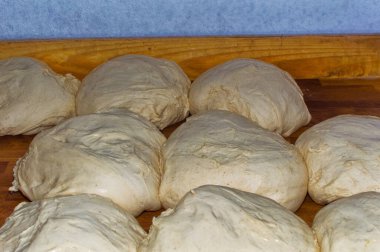 Fırındaki ahşap masada taze ekmek hamuru dinleniyor..