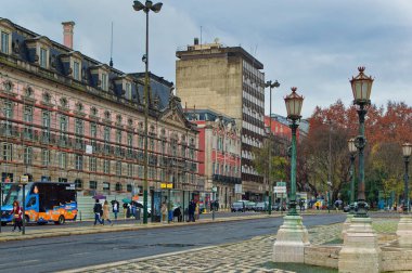 Lizbon, Portekiz, 3 Ocak 2024: Lizbon, Portekiz 'de yağmurlu bir günde Praca dos Restauradores meydanından sahneler.