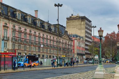 Lizbon, Portekiz, 3 Ocak 2024: Lizbon, Portekiz 'de yağmurlu bir günde Praca dos Restauradores meydanından sahneler.