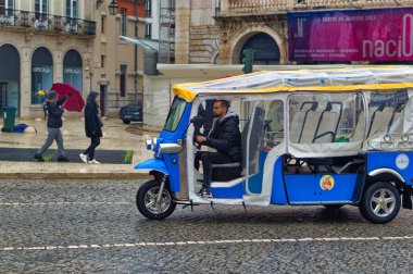 Lizbon, Portekiz, 3 Ocak 2024: Lizbon, Portekiz 'de yağmurlu bir günde Praca dos Restauradores meydanından sahneler.
