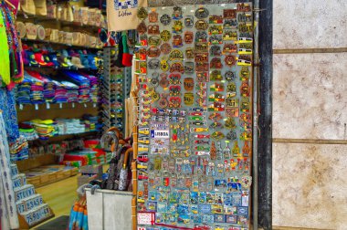 Lizbon, Portekiz, 3 Ocak 2024: Lizbon, Portekiz 'de yağmurlu bir günde Lizbon şehir merkezindeki hediyelik eşya dükkanından sahne.