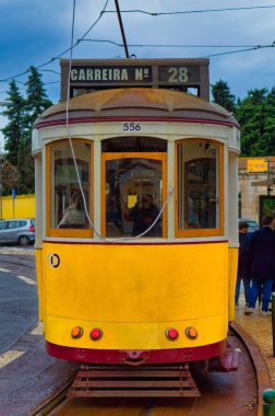 Lizbon, Portekiz, Ocak 03: 2024: Lizbon, Portekiz 'de yağmurlu bir günde ünlü tramvay 28.