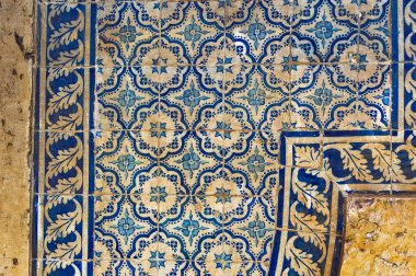 Lizbon, Portekiz 'deki şehir evindeki dekoratif fayanslar.