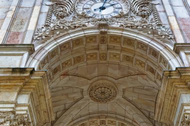 Lizbon, Portekiz, Ocak 04 2024: Lizbon, Portekiz 'de yağmurlu bir günde Lizbon şehir merkezindeki Rua Augusta Kemeri.