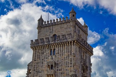 Lizbon, Portekiz, Ocak 04 2024: Lizbon, Portekiz 'de gündüz saatlerinde popüler turistik eğlence merkezi Belem Kulesi.