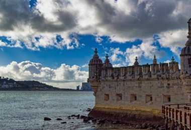 Lizbon, Portekiz, Ocak 04 2024: Lizbon, Portekiz 'de gündüz saatlerinde popüler turistik eğlence merkezi Belem Kulesi.