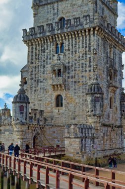 Lizbon, Portekiz, Ocak 04 2024: Lizbon, Portekiz 'de gündüz saatlerinde popüler turistik eğlence merkezi Belem Kulesi.