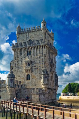 Lizbon, Portekiz, Ocak 04 2024: Lizbon, Portekiz 'de gündüz saatlerinde popüler turistik eğlence merkezi Belem Kulesi.