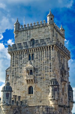 Lizbon, Portekiz, Ocak 04 2024: Lizbon, Portekiz 'de gündüz saatlerinde popüler turistik eğlence merkezi Belem Kulesi.