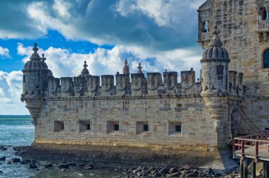 Lizbon, Portekiz, Ocak 04 2024: Lizbon, Portekiz 'de gündüz saatlerinde popüler turistik eğlence merkezi Belem Kulesi.