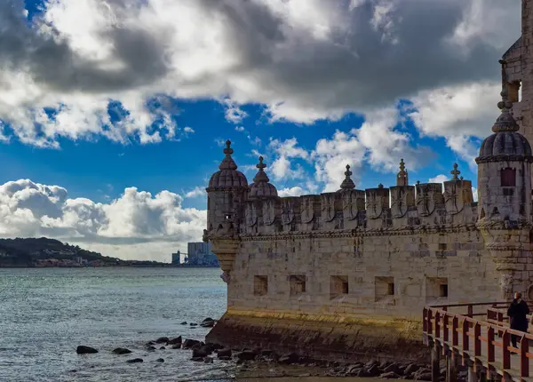 Lizbon, Portekiz, Ocak 04 2024: Lizbon, Portekiz 'de gündüz saatlerinde popüler turistik eğlence merkezi Belem Kulesi.