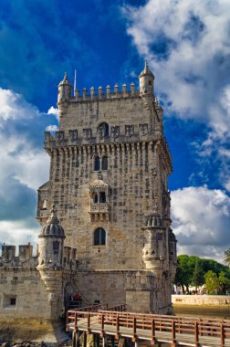 Lizbon, Portekiz, Ocak 04 2024: Lizbon, Portekiz 'de gündüz saatlerinde popüler turistik eğlence merkezi Belem Kulesi.