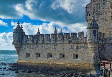 Lizbon, Portekiz, Ocak 04 2024: Lizbon, Portekiz 'de gündüz saatlerinde popüler turistik eğlence merkezi Belem Kulesi.