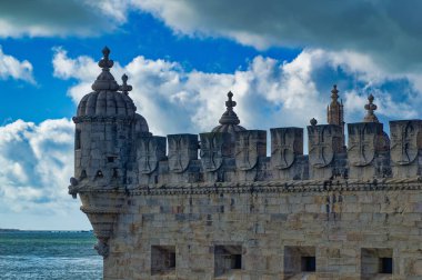 Lizbon, Portekiz, Ocak 04 2024: Lizbon, Portekiz 'de gündüz saatlerinde popüler turistik eğlence merkezi Belem Kulesi.