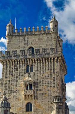 Lizbon, Portekiz, Ocak 04 2024: Lizbon, Portekiz 'de gündüz saatlerinde popüler turistik eğlence merkezi Belem Kulesi.